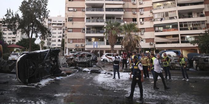 Israelische Sicherheitskräfte inspizieren am 31. Oktober 2023 in Aschdod im Süden Israels die Schäden an Autos und einem Wohnhaus, das von einer aus dem Gazastreifen abgefeuerten Rakete getroffen wurde. (Archivbild)