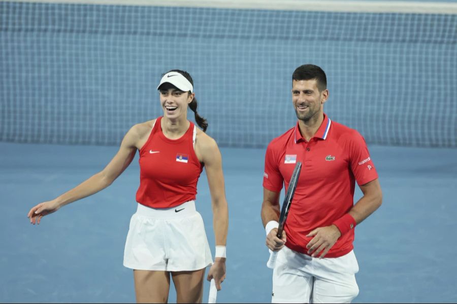 Novak Djokovic und Olga Danilovic gewinnen am United Cup das Doppel gegen das chinesische Team.