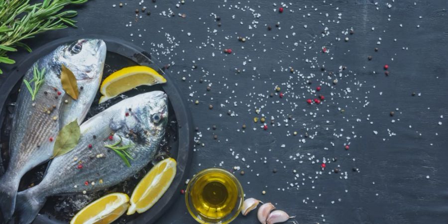 Fisch roh Teller Schale Öl Salzkörner Zitronenscheiben