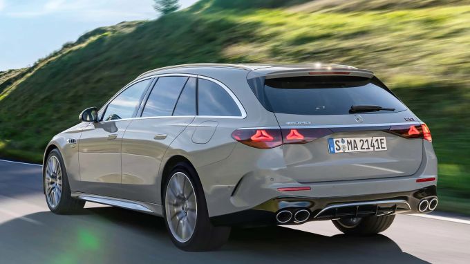 Der Kombi wird bis zu 275 km/h schnell, die Limousine darf sogar bis 280 km/h beschleunigen Mercedes-AMG E53 Hybrid