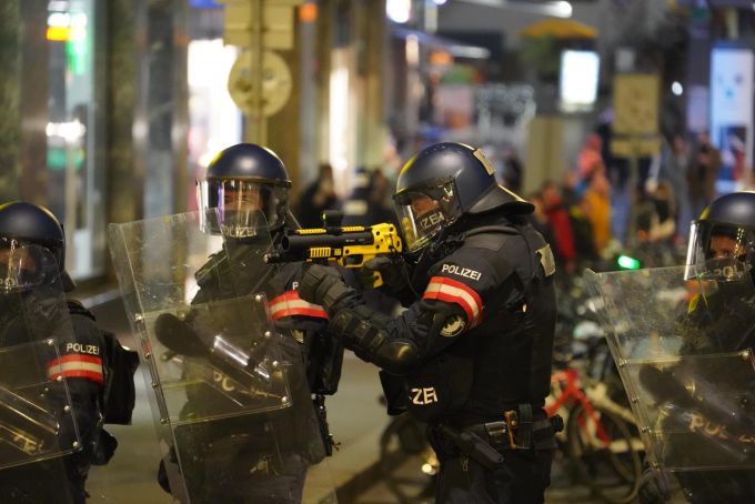 Die Polizei hat in Basel eine Polizeisperre errichtet. Basel