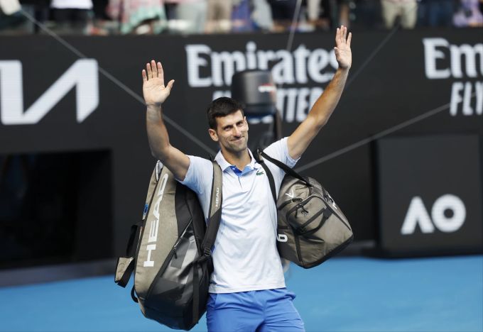 Novak Djokovic verlässt nach seinem Halbfinal-Out an den Australian Open den Court. Novak Djokovic Australian Open