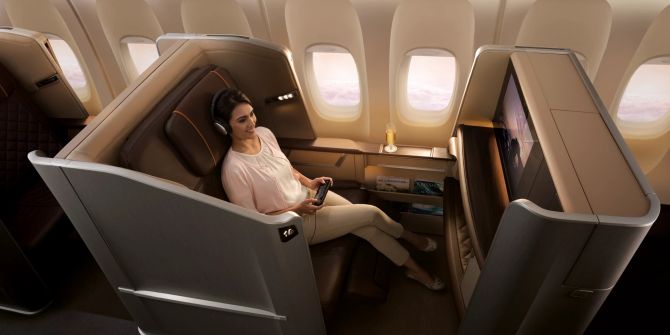 Singapore Airlines: Frau fliegt in einer privaten Kabine in der ersten Klasse.
