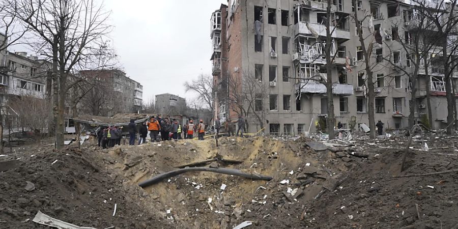 Trümmer vor einem durch einen russischen Raketeneinschlag beschädigten Wohnhaus. Foto: Andrii Marienko/AP