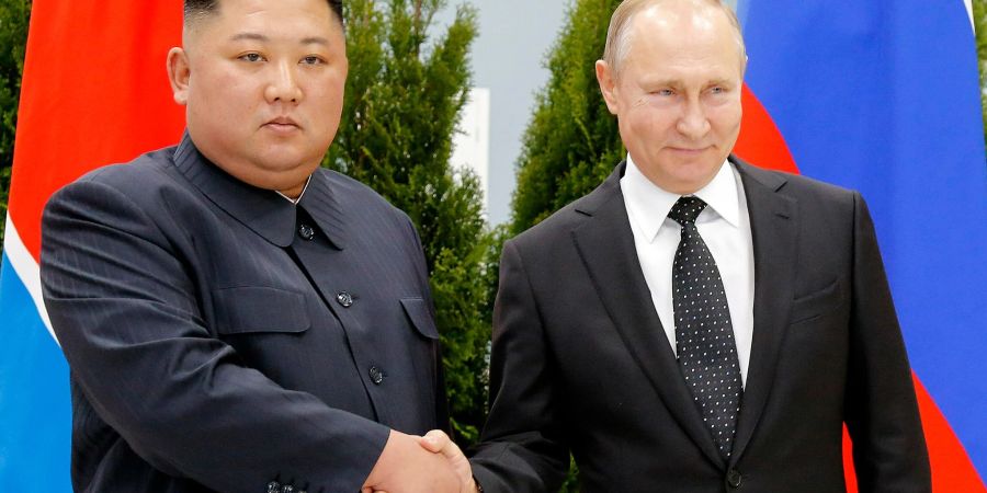 Russlands Präsident Wladimir Putin (r) und Nordkoreas Machthaber Kim Jong Un haben sich bereits im vergangenen Jahr getroffen.