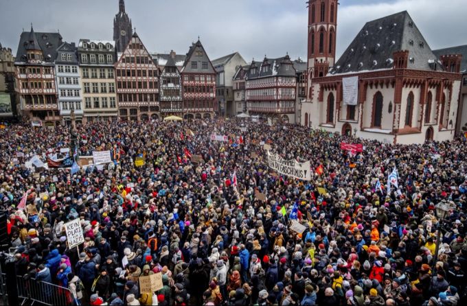 Proteste Gegen Rechts Werden Grösser – 35 000 Menschen In Frankfurt ...