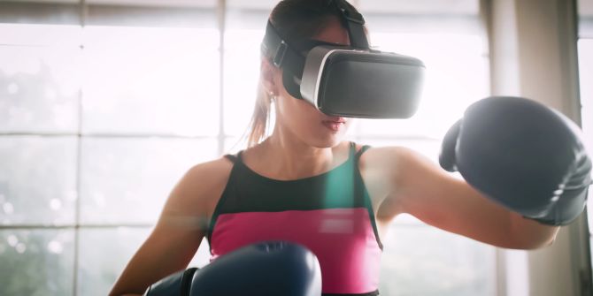 Frau trainiert mit VR-Brille, Boxhandschuhe, VR-Brille