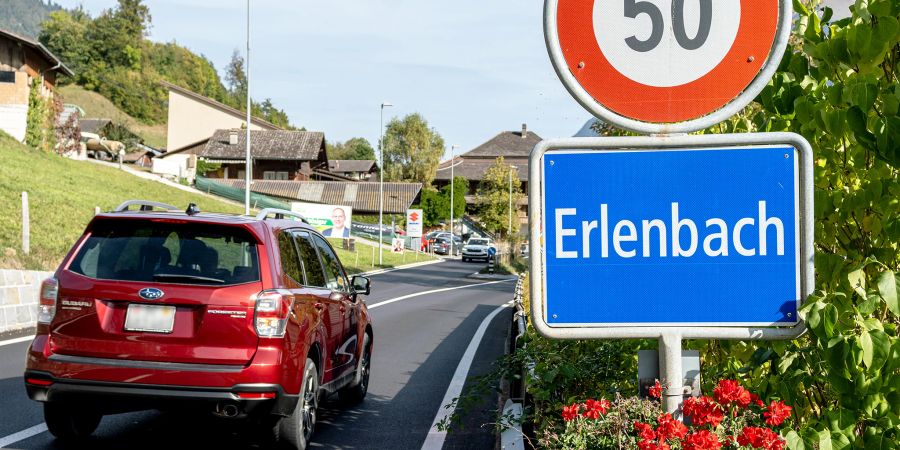 Ortstafel Erlenbach an der Hauptstrasse. - Erlenbach im Simmental