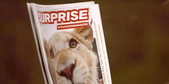 Wird auf der Strasse verkauft: Das Surprise Magazin Wird auf der Strasse verkauft: Das Surprise Magazin