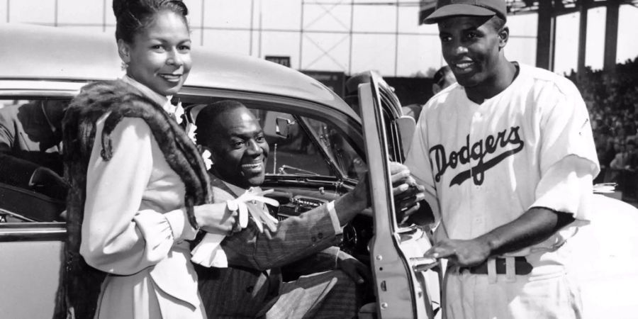 Jackie Robinson (rechts) war der erste afroamerikanische Profi-Basballplayer.