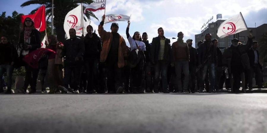 Bei Protesten in Tunis kam ein Demonstrant ums Leben. (Archivbild)