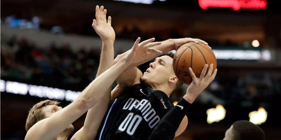 Orlandos Aaron Gordon (M, 00) in Aktion gegen Dallas' Dirk Nowitzki (l, 41).