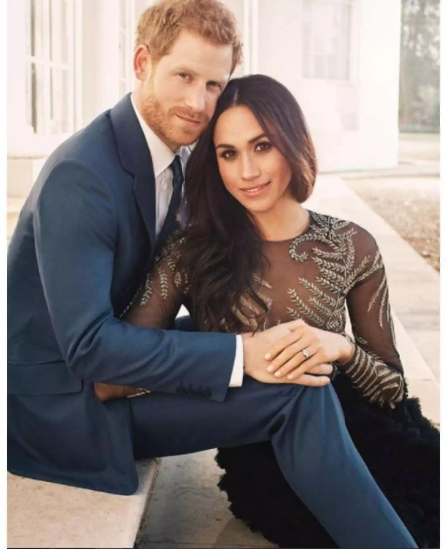 Zärtlich hält er sie in seinen Armen: Prinz Harry und Meghan Markle heiraten am 19. Mai 2018.