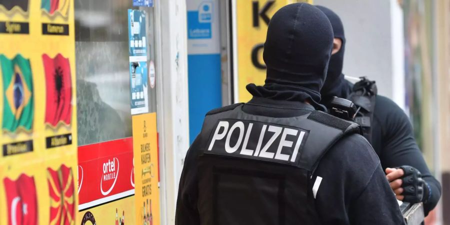 Die Polizei vor einem Kiosk.