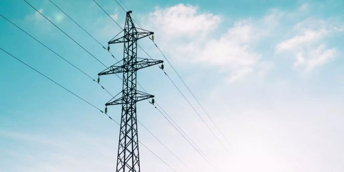 In Ebikon LU führte ein defektes Mittelspannungskabel zu einem Stromausfall. (Symbolbild) Ein Strommast. Ebikon