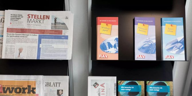 Informationsbroschueren und Zeitungen in einem Warteraum des Regionale