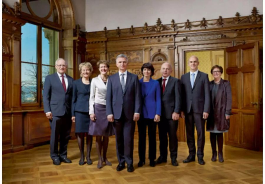 Der Gesamtbundesrat 2014 (von links nach rechts): Bundesrat Johann N. Schneider-Ammann, Bundesrätin Eveline Widmer-Schlumpf, Bundesrätin Simonetta Sommaruga (Vizepräsidentin), Bundespräsident Didier Burkhalter, Bundesrätin Doris Leuthard, Bundesrat Ueli Maurer, Bundesrat Alain Berset, Bundeskanzlerin Corina Casanova.