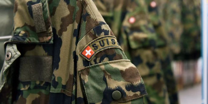 Ein Sympathisant des Neonazi-Netzwerks Blood and Honour wurde zum Unteroffizier in der Armee befördert. Uniform der Schweizer Armee.