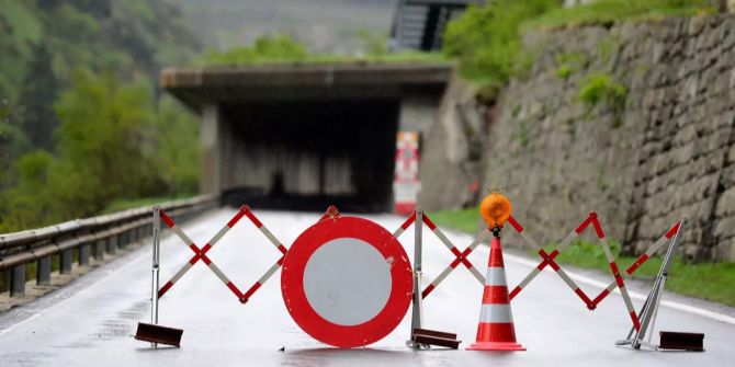 Eine Strassensperre bei Göschenen UR.