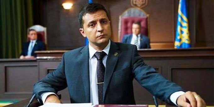 Wladimir Selenski trägt einen Anzug (Archivbild). Sechs Wochen vor der Präsidentschaftswahl führt Selenski in Umfragen.