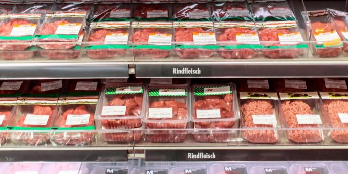 Rindfleisch-Produkte in einem Kühlregal.