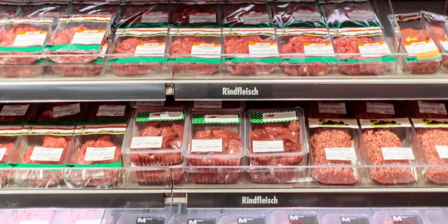 Rindfleisch-Produkte in einem Kühlregal.