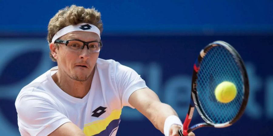 Denis Istomin schlägt eine Rückhand.