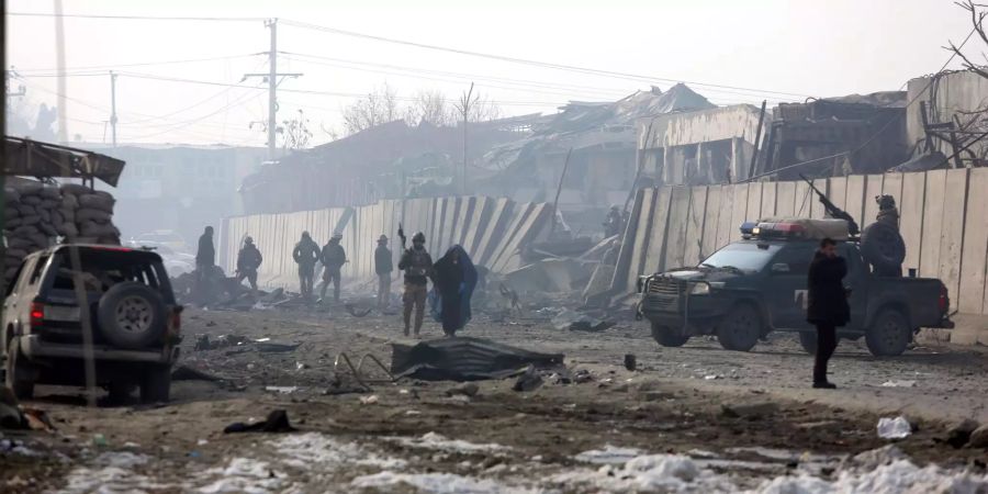 Afghanische Sicherheitskräfte nach einem schweren Bombenanschlag.