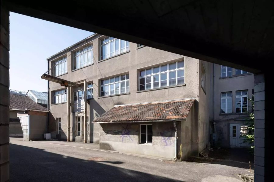 Aussenaufnahme eines Fabrikgebäudes auf dem Porzi-Areal in Langenthal,
