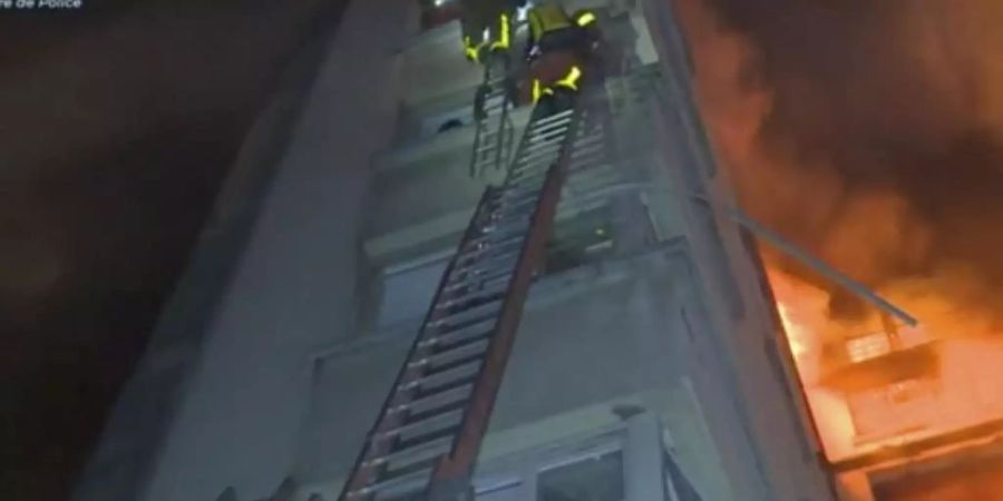 Die Einsatzkräfte kämpften noch am frühen Morgen gegen die Flammen. Foto: Pariser Feuerwehr/AP