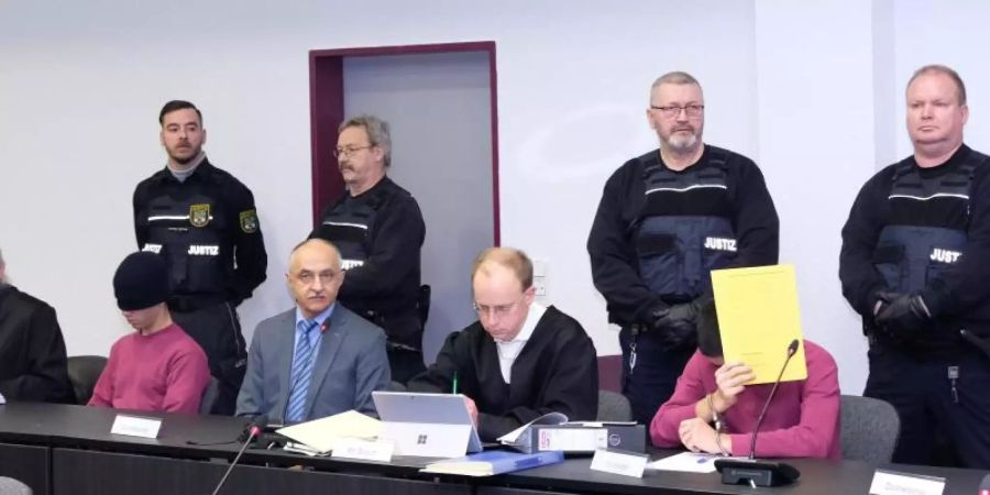 Die wegen Körperverletzung mit Todesfolge Angeklagten (2.v.l) und (3.v.r) sitzen im Dessauer Landgericht an der Anklagebank. Foto: Sebastian Willnow