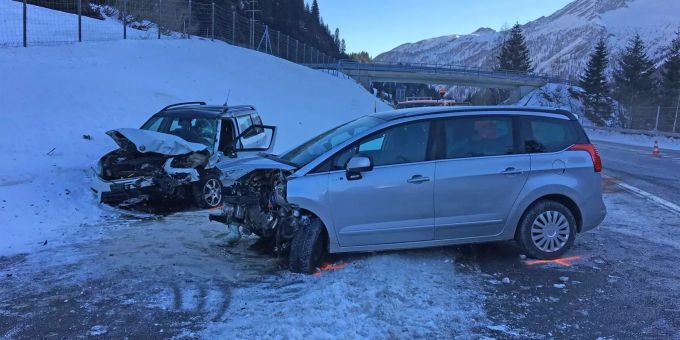 Die Autos sind nach der Kollision bei San Bernardino GR kaputt. Die Autos sind nach der Kollision bei San Bernardino GR kaputt.