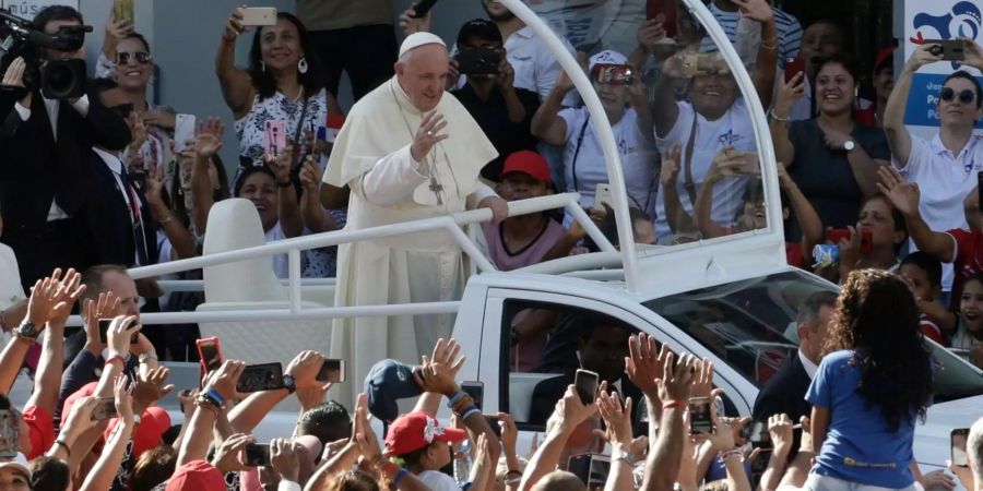 Papst Franziskus (M) kommt für einen Gottesdienst zur Kathedrale Santa