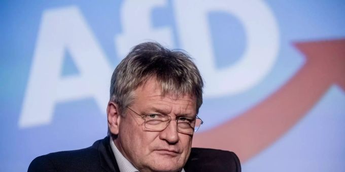 Auch der Parteichef der AfD, Jörg Meuthen, soll von dubiosen Spenden profitiert haben. Jörg Meuthen im Jahr 2018 hört einer Rede zu.