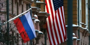 Flaggen von Russland und den USA.