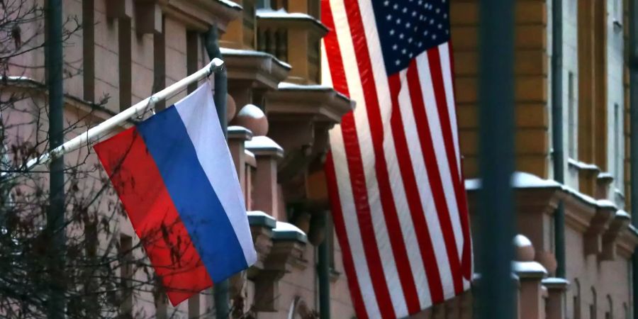 Flaggen von Russland und den USA.