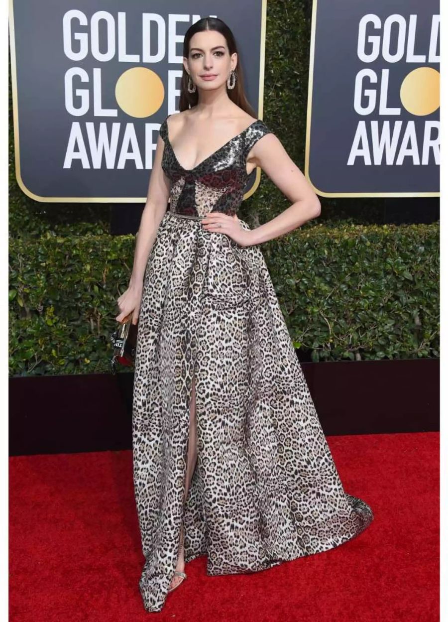 Schauspielerin Anne Hathaway (36) wurde mit ihrem metallenen Outfit in Leo-Print falsch beraten.