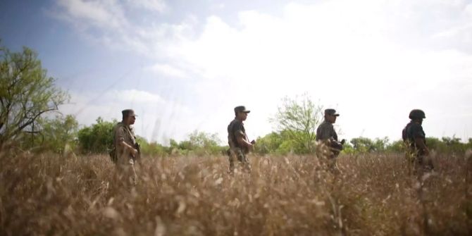 Mexikanische Soldaten patroullieren nahe der Grenzstadt Miguel Aleman.