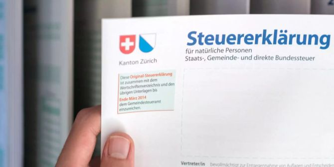 Eine Hand hält das Formular für die Steuererklärung des Kantons Zürich