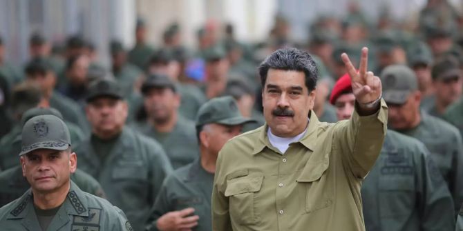 Nicolás Maduro steht vor Militärs.