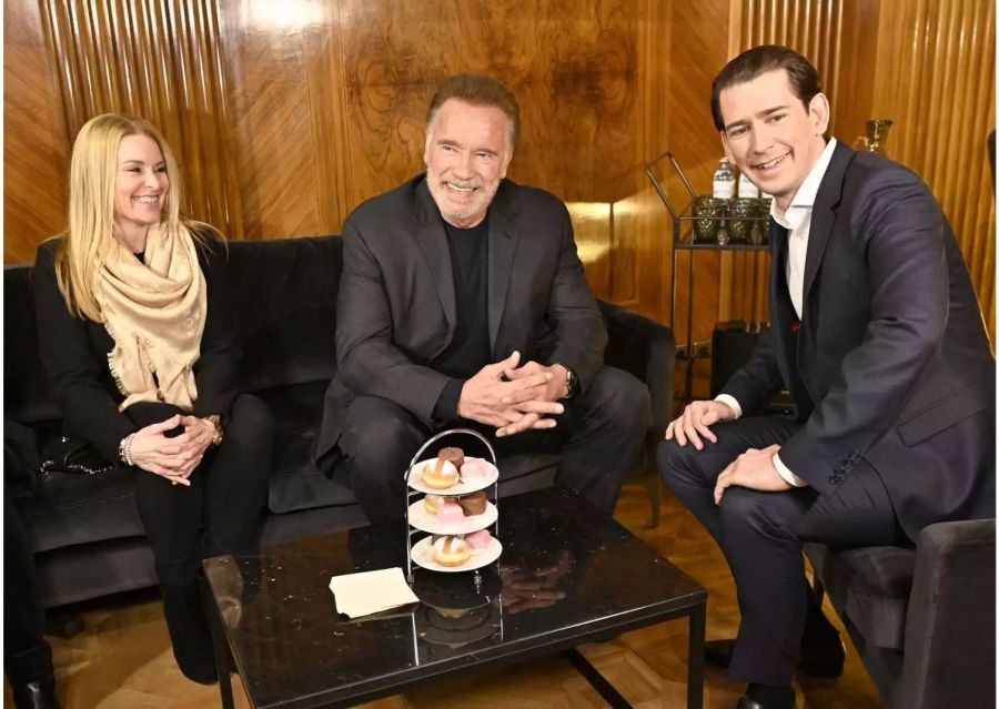 Sebastian Kurz (r), Bundeskanzler von Österreich, empfängt Arnold Schwarzenegger (M), Schauspieler und ehemaliger US-Politiker, und dessen Freundin Heather Milligan zu einem Besuch im Bundeskanzleramt.