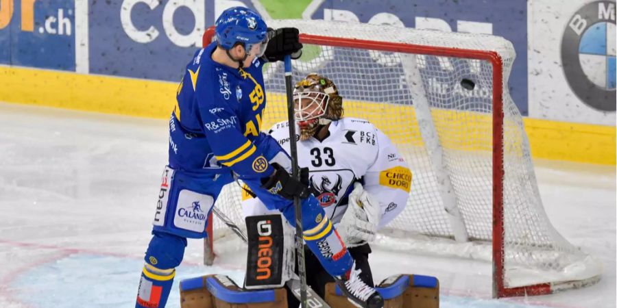 Dario Simion vom HCD verdeckt Gottéron-Goalie Barry Brust beim 1:0 die Sicht.