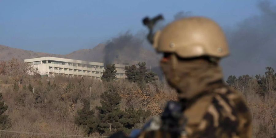 Aus dem Intercontinental Hotel in Kabul steigt Rauch auf.