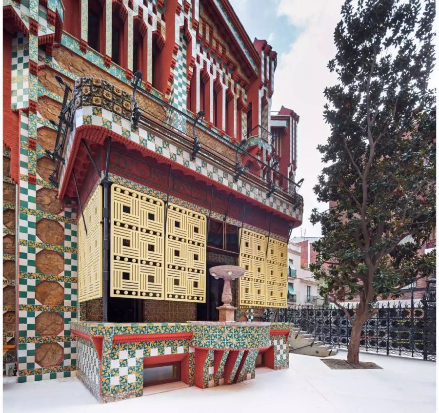 Die vier Aussenfassaden der Casa Vicens mit den Türmchen, die an Minarette erinnern, zeigen den Mix der Stile, die den späteren Meisterarchitekten in seinen Anfängen inspirierten.