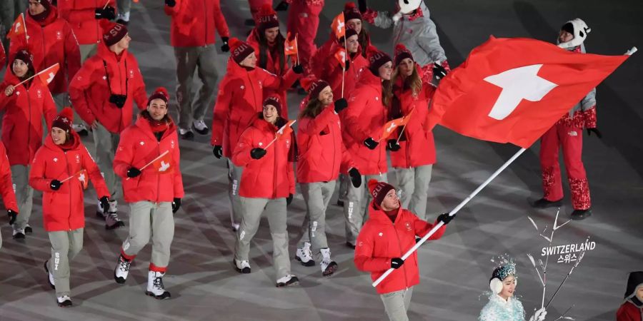 Der Einlauf der Schweizer Delegation mit Fahnenträger Dario Cologna.