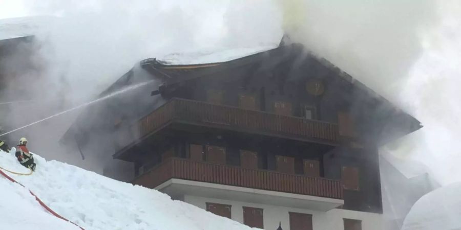 Die Feuerwehr Aletsch während den Löscharbeiten am Chalet in Bettmeralp.