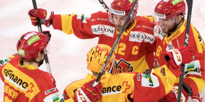 Die Bieler jubeln nach dem ersten Sieg gegen Lugano im Playoff-Halbfinal. Die Bieler jubeln nach dem ersten Sieg gegen Lugano im Playoff-Halbfinal.