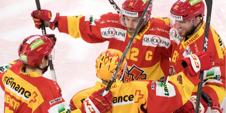 Die Bieler jubeln nach dem ersten Sieg gegen Lugano im Playoff-Halbfinal.