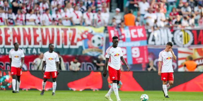 Ein desolater Auftritt bei der 2:5-Niederlage von RB Leipzig gegen Hoffenheim soll Konsequenzen haben. Um die Konzentration auch für die letzten drei Spiele aufrechterhalten zu können, wurden sämtliche Vertragsgespräche auf Eis gelegt. In den vergangenen vier Partien kassierten die Bullen 15 Gegentore. Ein desolater Auftritt bei der 2:5-Niederlage von RB Leipzig gegen Hoffenheim soll Konsequenzen haben. Um die Konzentration auch für die letzten drei Spiele aufrechterhalten zu können, wurden sämtliche Vertragsgespräche auf Eis gelegt. In den vergangenen vier Partien kassierten die Bullen 15 Gegentore.