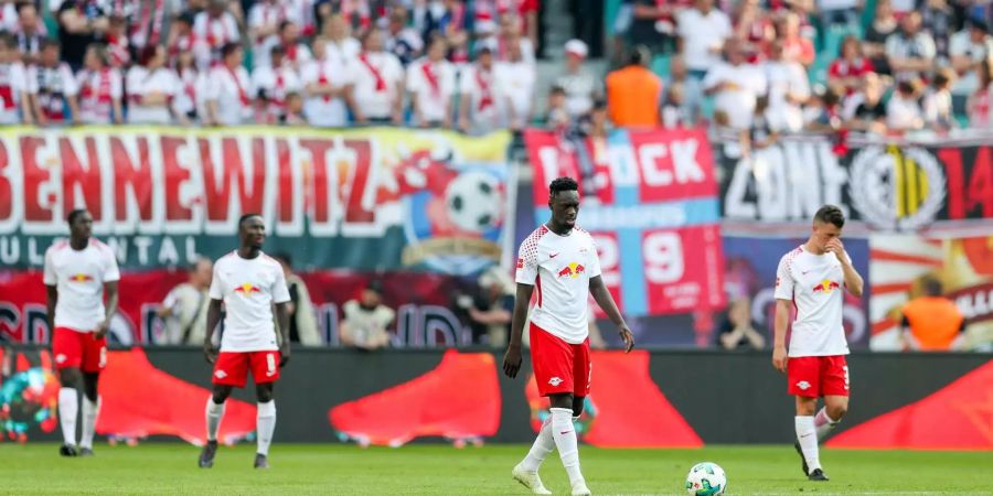 Ein desolater Auftritt bei der 2:5-Niederlage von RB Leipzig gegen Hoffenheim soll Konsequenzen haben. Um die Konzentration auch für die letzten drei Spiele aufrechterhalten zu können, wurden sämtliche Vertragsgespräche auf Eis gelegt. In den vergangenen vier Partien kassierten die Bullen 15 Gegentore.